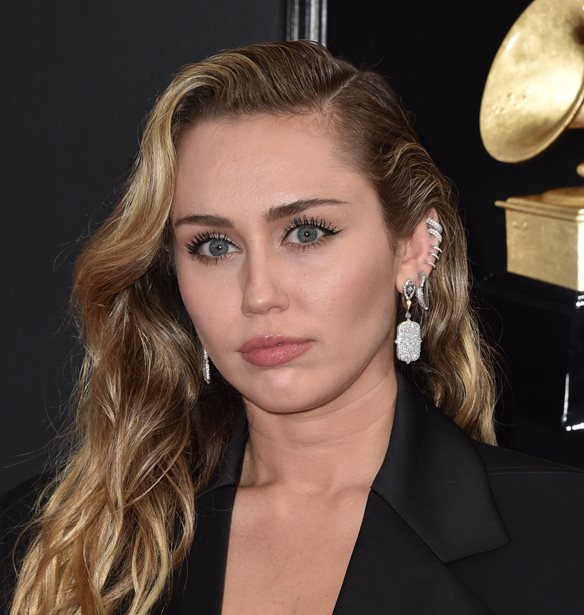 Miley Cyrus | T&#x3BF; &#x3C0;&#x3BF;&#x3BB;&#x3C5;&#x3C4;&#x3B5;&#x3BB;&#x3AD;&#x3C2;, &#x3B5;&#x3BD;&#x3C5;&#x3B4;&#x3B1;&#x3C4;&#x3B9;&#x3BA;&#x3CC; balm &#x3C0;&#x3BF;&#x3C5; &#x3AD;&#x3C7;&#x3B5;&#x3B9; &#x3C0;&#x3AC;&#x3BD;&#x3C4;&#x3B1; &#x3BC;&#x3B1;&#x3B6;&#x3AF; &#x3C4;&#x3B7;&#x3C2; &#x3B3;&#x3B9;&#x3B1; &#x3B2;&#x3B5;&#x3BB;&#x3BF;&#x3CD;&#x3B4;&#x3B9;&#x3BD;&#x3B1; &#x3C7;&#x3B5;&#x3AF;&#x3BB;&#x3B7; &#x3B1;&#x3BA;&#x3CC;&#x3BC;&#x3B1; &#x3BA;&#x3B1;&#x3B9; &#x3C4;&#x3B9;&#x3C2; &#x3C0;&#x3B9;&#x3BF; &#x3BA;&#x3C1;&#x3CD;&#x3B5;&#x3C2; &#x3BC;&#x3AD;&#x3C1;&#x3B5;&#x3C2;