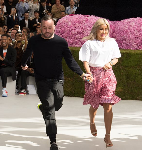 &#x39F; &#x3BF;&#x3AF;&#x3BA;&#x3BF;&#x3C2; Dior &#x3B1;&#x3BD;&#x3B1;&#x3BA;&#x3BF;&#x3AF;&#x3BD;&#x3C9;&#x3C3;&#x3B5; &#x3AD;&#x3BD;&#x3B1; fashion show &#x3C3;&#x3C4;&#x3BF; &#x3A4;&#x3CC;&#x3BA;&#x3B9;&#x3BF; &#x3B3;&#x3B9;&#x3B1; &#x3C4;&#x3B7;&#x3BD; &#x3C0;&#x3B1;&#x3C1;&#x3BF;&#x3C5;&#x3C3;&#x3AF;&#x3B1;&#x3C3;&#x3B7; &#x3C4;&#x3B7;&#x3C2; pre-fall collection &#x3C4;&#x3BF;&#x3C5; Kim Jones
