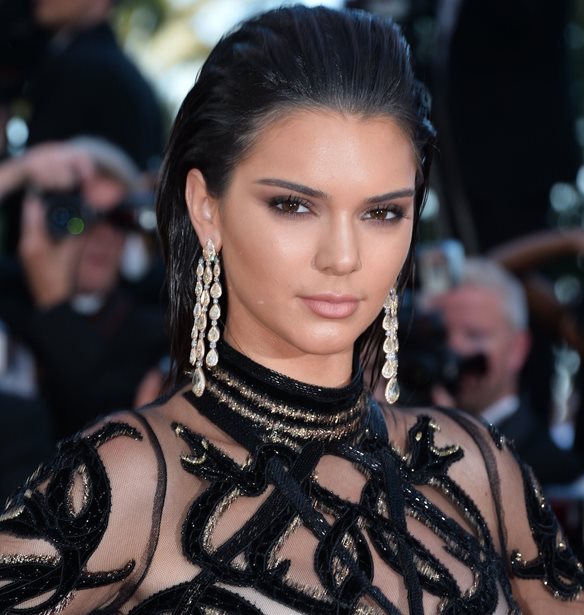 H &#x39A;endall Jenner &#x3B4;&#x3B9;&#x3AD;&#x3C8;&#x3B5;&#x3C5;&#x3C3;&#x3B5; &#x3C4;&#x3B9;&#x3C2; &#x3C6;&#x3AE;&#x3BC;&#x3B5;&#x3C2; &#x3B3;&#x3B9;&#x3B1; &#x3C0;&#x3BB;&#x3B1;&#x3C3;&#x3C4;&#x3B9;&#x3BA;&#x3AE; &#x3B5;&#x3C0;&#x3AD;&#x3BC;&#x3B2;&#x3B1;&#x3C3;&#x3B7;