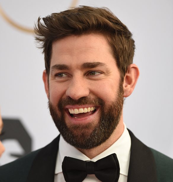 &#x39F; John Krasinski &#x3BC;&#x3BF;&#x3B9;&#x3C1;&#x3AC;&#x3B6;&#x3B5;&#x3B9; &#x3BA;&#x3B1;&#x3BB;&#x3AD;&#x3C2; &#x3B5;&#x3B9;&#x3B4;&#x3AE;&#x3C3;&#x3B5;&#x3B9;&#x3C2; &#x3B5;&#x3BD; &#x3BC;&#x3AD;&#x3C3;&#x3C9; &#x3BA;&#x3BF;&#x3C1;&#x3C9;&#x3BD;&#x3BF;&#x3CA;&#x3BF;&#x3CD;