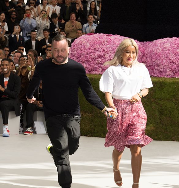 Kim Jones | &#x398;&#x3B1; &#x3BA;&#x3AC;&#x3BD;&#x3B5;&#x3B9; &#x3BD;&#x3C4;&#x3B5;&#x3BC;&#x3C0;&#x3BF;&#x3CD;&#x3C4;&#x3BF; &#x3C3;&#x3C4;&#x3BF;&#x3BD; Fendi &#x3BC;&#x27; &#x3AD;&#x3BD;&#x3B1; show &#x3C3;&#x3C4;&#x3BF; &#x3A0;&#x3B1;&#x3C1;&#x3AF;&#x3C3;&#x3B9;