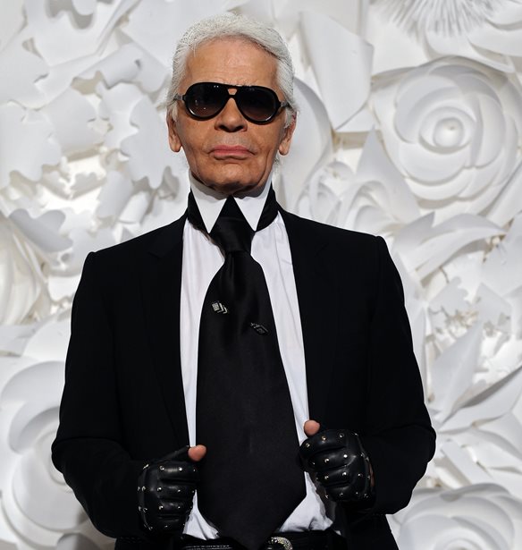 &#x39F; &#x3BA;&#x3CC;&#x3C3;&#x3BC;&#x3BF;&#x3C2; &#x3C4;&#x3B7;&#x3C2; &#x3BC;&#x3CC;&#x3B4;&#x3B1;&#x3C2; &#x3B1;&#x3C0;&#x3BF;&#x3C7;&#x3B1;&#x3B9;&#x3C1;&#x3B5;&#x3C4;&#x3AC; &#x3C4;&#x3BF;&#x3BD; Karl Lagerfeld