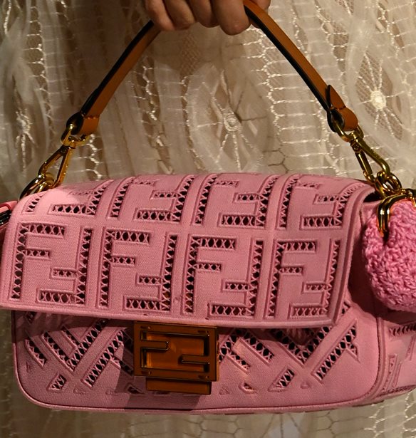 5 χρωματιστές τσάντες που θα κρατήσουμε την άνοιξη