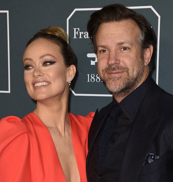 Olivia Wilde &amp; Jason Sudeikis | &#x3A4;&#x3AD;&#x3BB;&#x3BF;&#x3C2; &#x3B7; &#x3BC;&#x3B5;&#x3C4;&#x3B1;&#x3BE;&#x3CD; &#x3C4;&#x3BF;&#x3C5;&#x3C2; &#x3B4;&#x3B9;&#x3B1;&#x3BC;&#x3AC;&#x3C7;&#x3B7; - &#x3A4;&#x3BF; &#x3C0;&#x3BF;&#x3C3;&#x3CC; &#x3C0;&#x3BF;&#x3C5; &#x3BA;&#x3B1;&#x3BB;&#x3B5;&#x3AF;&#x3C4;&#x3B1;&#x3B9; &#x3BD;&#x3B1; &#x3C0;&#x3BB;&#x3B7;&#x3C1;&#x3CE;&#x3BD;&#x3B5;&#x3B9; &#x3BA;&#x3AC;&#x3B8;&#x3B5; &#x3BC;&#x3AE;&#x3BD;&#x3B1; &#x3BF; &#x3B7;&#x3B8;&#x3BF;&#x3C0;&#x3BF;&#x3B9;&#x3CC;&#x3C2;