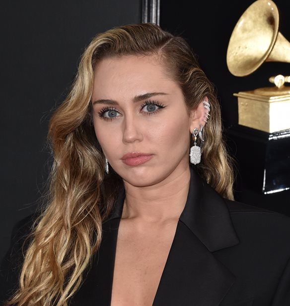 &#x397; Miley Cyrus &#x3BC;&#x3B9;&#x3BB;&#x3AC; &#x3B3;&#x3B9;&#x3B1; &#x3C4;&#x3B7; &#x3B4;&#x3CD;&#x3C3;&#x3BA;&#x3BF;&#x3BB;&#x3B7; &#x3C3;&#x3C7;&#x3AD;&#x3C3;&#x3B7; &#x3BC;&#x3B5; &#x3C4;&#x3BF;&#x3BD; &#x3C0;&#x3B1;&#x3C4;&#x3AD;&#x3C1;&#x3B1; &#x3C4;&#x3B7;&#x3C2;, &#x3BC;&#x3B5; &#x3C4;&#x3BF;&#x3BD; &#x3BF;&#x3C0;&#x3BF;&#x3AF;&#x3BF; &#x3B4;&#x3B5;&#x3BD; &#x3AD;&#x3C7;&#x3BF;&#x3C5;&#x3BD; &#x3B5;&#x3C0;&#x3B1;&#x3C6;&#x3AD;&#x3C2; &#x3C3;&#x3AE;&#x3BC;&#x3B5;&#x3C1;&#x3B1;