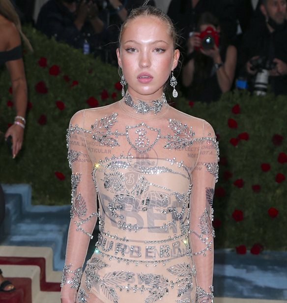 Lila Moss | H 19&#x3C7;&#x3C1;&#x3BF;&#x3BD;&#x3B7; &#x3BA;&#x3CC;&#x3C1;&#x3B7; &#x3C4;&#x3B7;&#x3C2; Kate Moss &#x3C0;&#x3BF;&#x3B6;&#x3AC;&#x3C1;&#x3B5;&#x3B9; &#x3B3;&#x3B9;&#x3B1; &#x3C4;&#x3B7; &#x3BD;&#x3AD;&#x3B1; &#x3C4;&#x3B7;&#x3C2; &#x3BA;&#x3B1;&#x3BC;&#x3C0;&#x3AC;&#x3BD;&#x3B9;&#x3B1; &#x3BC;&#x3B5; &#x3C4;&#x3BF; &#x3BC;&#x3CC;&#x3BD;&#x3B9;&#x3C4;&#x3BF;&#x3C1; &#x3B3;&#x3BB;&#x3C5;&#x3BA;&#x3CC;&#x3B6;&#x3B7;&#x3C2;