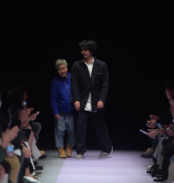 &#x39F; Soshi Otsuki &#x3B5;&#x3AF;&#x3BD;&#x3B1;&#x3B9; &#x3BF; &#x3BD;&#x3B9;&#x3BA;&#x3B7;&#x3C4;&#x3AE;&#x3C2; &#x3C4;&#x3BF;&#x3C5; LVMH prize 2025 - &#x38C;&#x3BB;&#x3B1; &#x3CC;&#x3C3;&#x3B1; &#x3C7;&#x3C1;&#x3B5;&#x3B9;&#x3AC;&#x3B6;&#x3B5;&#x3C4;&#x3B1;&#x3B9; &#x3BD;&#x3B1; &#x3B3;&#x3BD;&#x3C9;&#x3C1;&#x3AF;&#x3B6;&#x3B5;&#x3B9;&#x3C2; &#x3B3;&#x3B9;&#x3B1; &#x3C4;&#x3BF;&#x3BD; &#x3C3;&#x3C7;&#x3B5;&#x3B4;&#x3B9;&#x3B1;&#x3C3;&#x3C4;&#x3AE;