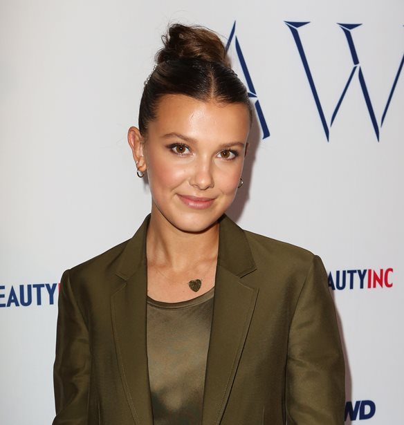 Millie Bobby Brown | &#x3A4;&#x3BF; cool &#x27;90s &#x3C7;&#x3C4;&#x3AD;&#x3BD;&#x3B9;&#x3C3;&#x3BC;&#x3B1; &#x3C0;&#x3BF;&#x3C5; &#x3B1;&#x3BE;&#x3AF;&#x3B6;&#x3B5;&#x3B9; &#x3BD;&#x3B1; &#x3B1;&#x3BD;&#x3C4;&#x3B9;&#x3B3;&#x3C1;&#x3AC;&#x3C8;&#x3B5;&#x3B9;&#x3C2;