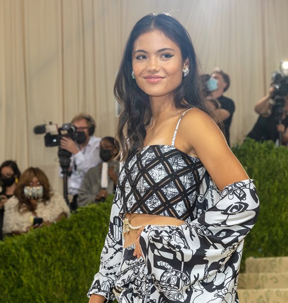 &#x391;&#x3C0;&#x3CC; &#x3C4;&#x3BF; US Open &#x3C3;&#x3C4;&#x3BF; Met Gala | H 18&#x3C7;&#x3C1;&#x3BF;&#x3BD;&#x3B7; &#x3C4;&#x3B5;&#x3BD;&#x3AF;&#x3C3;&#x3C4;&#x3C1;&#x3B9;&#x3B1; Emma Raducanu &#x3BC;&#x3B1;&#x3B3;&#x3B5;&#x3CD;&#x3B5;&#x3B9; &#x3C3;&#x3B5; &#x3BA;&#x3AC;&#x3B8;&#x3B5; &#x3C4;&#x3B7;&#x3C2; &#x3B2;&#x3AE;&#x3BC;&#x3B1;