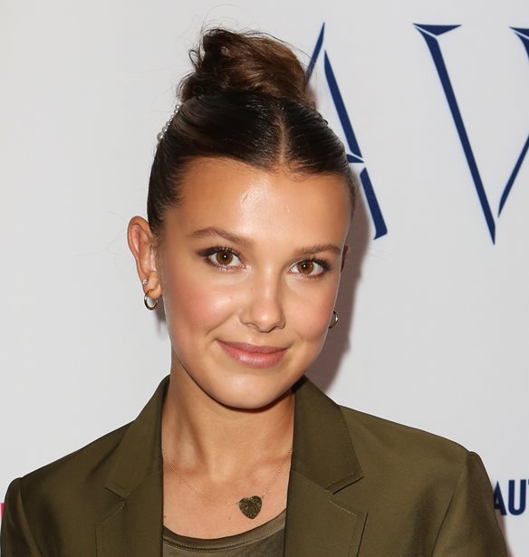 Millie Bobby Brown | &#x397; selfie &#x3C0;&#x3BF;&#x3C5; &#x3B5;&#x3C0;&#x3B9;&#x3B2;&#x3B5;&#x3B2;&#x3B1;&#x3B9;&#x3CE;&#x3BD;&#x3B5;&#x3B9; &#x3C4;&#x3B7; &#x3C3;&#x3C7;&#x3AD;&#x3C3;&#x3B7; &#x3BC;&#x3B5; &#x3C4;&#x3BF; &#x3B4;&#x3B9;&#x3AC;&#x3C3;&#x3B7;&#x3BC;&#x3BF; &#x3C3;&#x3CD;&#x3BD;&#x3C4;&#x3C1;&#x3BF;&#x3C6;&#x3CC; &#x3C4;&#x3B7;&#x3C2;