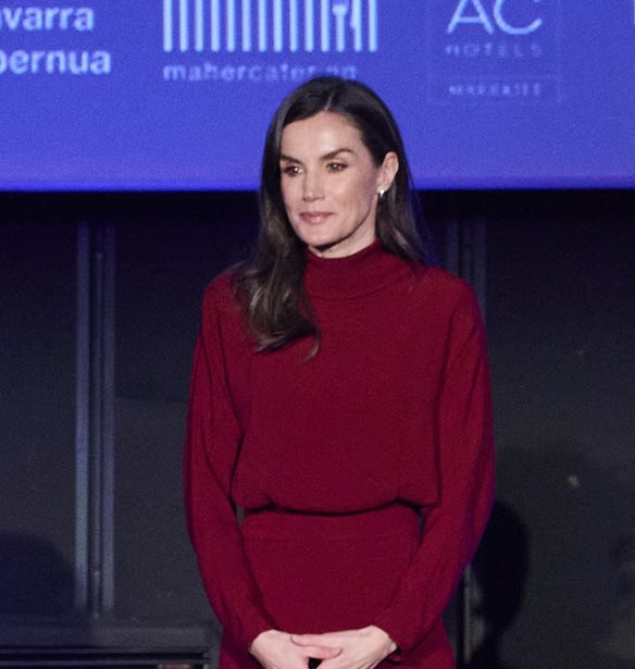 Letizia &#x3C4;&#x3B7;&#x3C2; &#x399;&#x3C3;&#x3C0;&#x3B1;&#x3BD;&#x3AF;&#x3B1;&#x3C2; | &#x39C;&#x3B5; midi &#x3BC;&#x3C0;&#x3BF;&#x3C1;&#x3BD;&#x3C4;&#x3CC; &#x3C6;&#x3CC;&#x3C1;&#x3B5;&#x3BC;&#x3B1; &#x3B1;&#x3C0;&#x3CC; &#x3C4;&#x3B7; Massimo Dutti &#x3BA;&#x3B1;&#x3B9; &#x3C0;&#x3B1;&#x3BB;&#x3C4;&#x3CC; &#x3B1;&#x3C0;&#x3CC; &#x3C4;&#x3B7; Mango