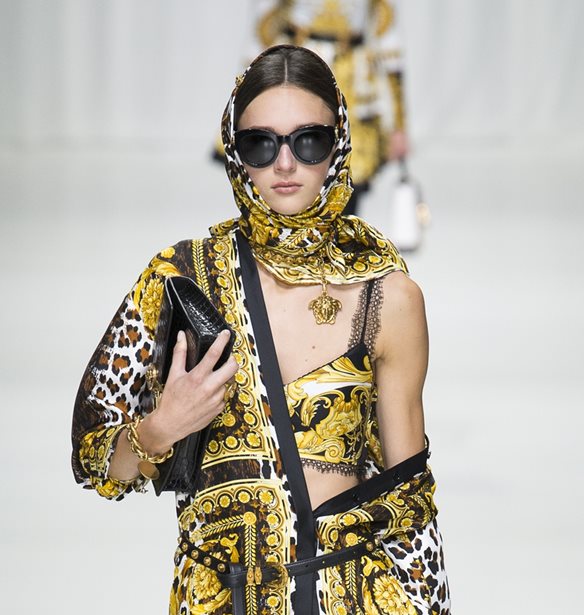 Babushka Scarf | &#x3A4;&#x3BF; trend &#x3C0;&#x3BF;&#x3C5; &#x3C3;&#x3B5; &#x3C0;&#x3C1;&#x3BF;&#x3C3;&#x3C4;&#x3B1;&#x3C4;&#x3B5;&#x3CD;&#x3B5;&#x3B9; &#x3B1;&#x3C0;&#x3CC; &#x3C4;&#x3BF;&#x3BD; &#x3AE;&#x3BB;&#x3B9;&#x3BF;, &#x3C7;&#x3B1;&#x3C1;&#x3AF;&#x3B6;&#x3BF;&#x3BD;&#x3C4;&#x3B1;&#x3C2; &#x3C3;&#x3C4;&#x3B1; looks &#x3C3;&#x3BF;&#x3C5; &#x3C1;&#x3B5;&#x3C4;&#x3C1;&#x3CC; &#x3CD;&#x3C6;&#x3BF;&#x3C2;