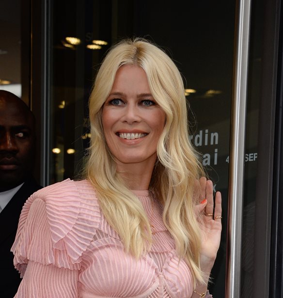 Claudia Schiffer | &#x3A0;&#x3BF;&#x3B6;&#x3AC;&#x3C1;&#x3B5;&#x3B9; &#x3C3;&#x3C4;&#x3B1; 51 &#x3C4;&#x3B7;&#x3C2; &#x3BC;&#x3B5; floral &#x3BC;&#x3C0;&#x3B9;&#x3BA;&#x3AF;&#x3BD;&#x3B9; &#x3C3;&#x3C4;&#x3B7;&#x3BD; &#x3C0;&#x3B1;&#x3C1;&#x3B1;&#x3BB;&#x3AF;&#x3B1;
