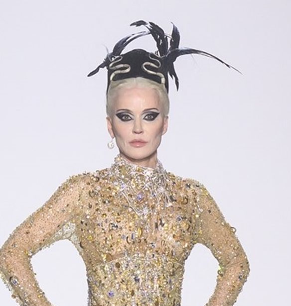 Daphne Guinness | &#x3A0;&#x3BF;&#x3B9;&#x3B1; &#x3B5;&#x3AF;&#x3BD;&#x3B1;&#x3B9; &#x3B7; &#x3B4;&#x3B9;&#x3AC;&#x3C3;&#x3B7;&#x3BC;&#x3B7; &#x3BA;&#x3BB;&#x3B7;&#x3C1;&#x3BF;&#x3BD;&#x3CC;&#x3BC;&#x3BF;&#x3C2; &#x3C0;&#x3BF;&#x3C5; &#x3B1;&#x3BD;&#x3AD;&#x3B2;&#x3B7;&#x3BA;&#x3B5; &#x3C3;&#x3C4;&#x3B7;&#x3BD; &#x3C0;&#x3B1;&#x3C3;&#x3B1;&#x3C1;&#x3AD;&#x3BB;&#x3B1; &#x3C3;&#x3C4;&#x3BF; &#x3C3;&#x3CC;&#x3BF;&#x3C5; &#x3C4;&#x3B7;&#x3C2; Celia Kritharioti &#x3C3;&#x3C4;&#x3BF; &#x3A0;&#x3B1;&#x3C1;&#x3AF;&#x3C3;&#x3B9;