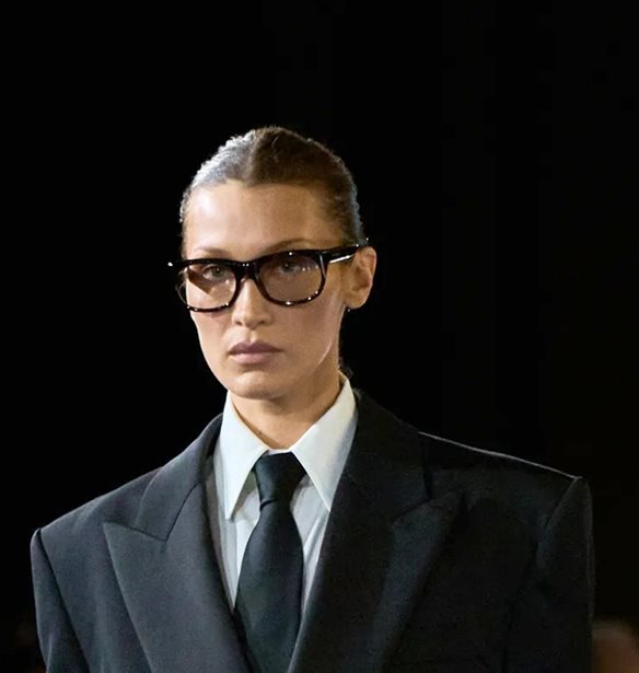 Paris Fashion Week | &#x397; &#x3B5;&#x3C0;&#x3B9;&#x3C3;&#x3C4;&#x3C1;&#x3BF;&#x3C6;&#x3AE; &#x3C4;&#x3B7;&#x3C2; Bella Hadid &#x3C3;&#x3C4;&#x3B7;&#x3BD; &#x3C0;&#x3B1;&#x3C3;&#x3B1;&#x3C1;&#x3AD;&#x3BB;&#x3B1;, &#x3BC;&#x3B5;&#x3C4;&#x3AC; &#x3B1;&#x3C0;&#x3CC; &#x3B4;&#x3CD;&#x3BF; &#x3C7;&#x3C1;&#x3CC;&#x3BD;&#x3B9;&#x3B1;, &#x3AD;&#x3B3;&#x3B9;&#x3BD;&#x3B5; (&#x3B4;&#x3B9;&#x3BA;&#x3B1;&#x3AF;&#x3C9;&#x3C2;) viral