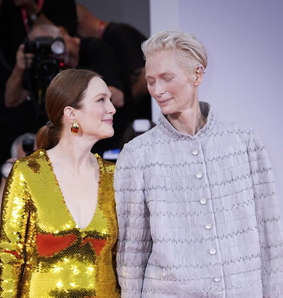 81&#x3BF; &#x3A6;&#x3B5;&#x3C3;&#x3C4;&#x3B9;&#x3B2;&#x3AC;&#x3BB; &#x392;&#x3B5;&#x3BD;&#x3B5;&#x3C4;&#x3AF;&#x3B1;&#x3C2; | Julianne Moore &#x3BA;&#x3B1;&#x3B9; Tilda Swinton &#x3B1;&#x3C0;&#x3BF;&#x3B8;&#x3B5;&#x3CE;&#x3BD;&#x3BF;&#x3BD;&#x3C4;&#x3B1;&#x3B9; &#x3BC;&#x3B5; &#x3C4;&#x3BF; &#x3B1;&#x3BB;&#x3BC;&#x3BF;&#x3B4;&#x3BF;&#x3B2;&#x3B1;&#x3C1;&#x3B9;&#x3BA;&#x3CC; &quot;The Room Next Door&quot;