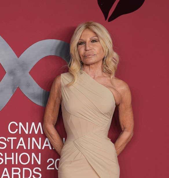 Donatella Versace | &#x397; &#x3B5;&#x3BD;&#x3C4;&#x3C5;&#x3C0;&#x3C9;&#x3C3;&#x3B9;&#x3B1;&#x3BA;&#x3AE; &#x3BD;&#x3AD;&#x3B1; (&#x3BA;&#x3B1;&#x3B9; &#x3BD;&#x3B5;&#x3B1;&#x3BD;&#x3B9;&#x3BA;&#x3AE;) &#x3B5;&#x3B9;&#x3BA;&#x3CC;&#x3BD;&#x3B1; &#x3C4;&#x3B7;&#x3C2; 69&#x3C7;&#x3C1;&#x3BF;&#x3BD;&#x3B7;&#x3C2; &#x3C3;&#x3C7;&#x3B5;&#x3B4;&#x3B9;&#x3AC;&#x3C3;&#x3C4;&#x3C1;&#x3B9;&#x3B1;&#x3C2;