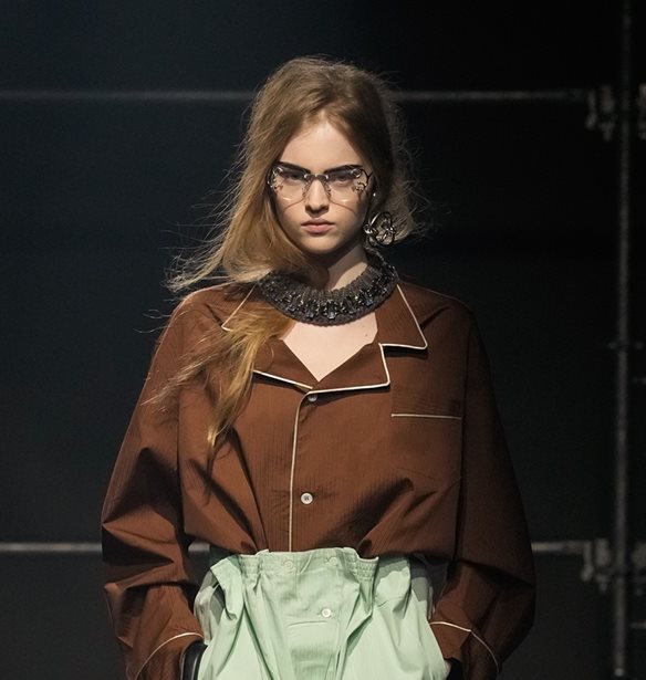 Prada F/W 25-26 | Miuccia &#x3BA;&#x3B1;&#x3B9; Raf &#x3B5;&#x3C0;&#x3B1;&#x3BD;&#x3B1;&#x3C0;&#x3C1;&#x3BF;&#x3C3;&#x3B4;&#x3B9;&#x3BF;&#x3C1;&#x3AF;&#x3B6;&#x3BF;&#x3C5;&#x3BD; &#x3C4;&#x3B7; &#x3B8;&#x3B7;&#x3BB;&#x3C5;&#x3BA;&#x3CC;&#x3C4;&#x3B7;&#x3C4;&#x3B1;