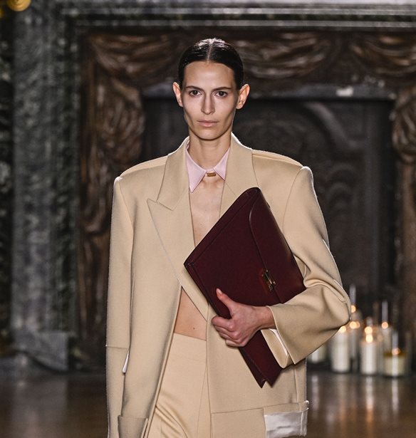 Soft Power Dressing | &#x397; &#x3BD;&#x3AD;&#x3B1; &#x3C4;&#x3AC;&#x3C3;&#x3B7; &#x3C0;&#x3BF;&#x3C5; &#x3B1;&#x3C5;&#x3BE;&#x3AC;&#x3BD;&#x3B5;&#x3B9; &#x3C4;&#x3B7;&#x3BD; &#x3B1;&#x3C5;&#x3C4;&#x3BF;&#x3C0;&#x3B5;&#x3C0;&#x3BF;&#x3AF;&#x3B8;&#x3B7;&#x3C3;&#x3B7;