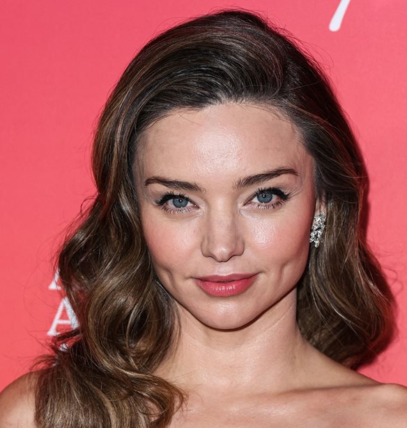 Miranda Kerr | &#x3A0;&#x3BF;&#x3B6;&#x3AC;&#x3C1;&#x3B5;&#x3B9; &#x3BC;&#x3C0;&#x3C1;&#x3BF;&#x3C3;&#x3C4;&#x3AC; &#x3B1;&#x3C0;&#x3CC; &#x3C4;&#x3BF; &#x3C7;&#x3C1;&#x3B9;&#x3C3;&#x3C4;&#x3BF;&#x3C5;&#x3B3;&#x3B5;&#x3BD;&#x3BD;&#x3B9;&#x3AC;&#x3C4;&#x3B9;&#x3BA;&#x3BF; &#x3B4;&#x3AD;&#x3BD;&#x3C4;&#x3C1;&#x3BF; &#x3BC;&#x3B5; &#x3C4;&#x3B7; &#x3C6;&#x3BF;&#x3C5;&#x3C3;&#x3BA;&#x3C9;&#x3BC;&#x3AD;&#x3BD;&#x3B7; &#x3C4;&#x3B7;&#x3C2; &#x3BA;&#x3BF;&#x3B9;&#x3BB;&#x3AF;&#x3C4;&#x3C3;&#x3B1;