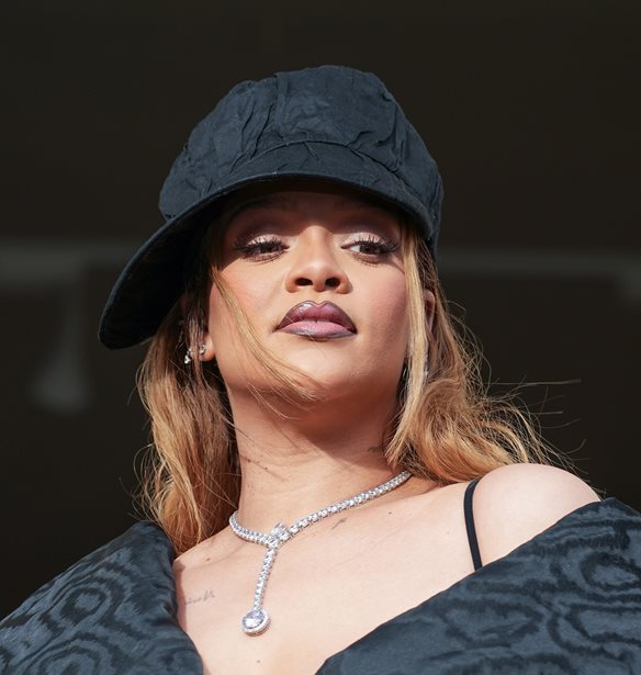 Rihanna | &#x397; &#x3B5;&#x3C0;&#x3B9;&#x3BA;&#x3AE; &#x3B5;&#x3C0;&#x3B9;&#x3C3;&#x3C4;&#x3C1;&#x3BF;&#x3C6;&#x3AE; &#x3C3;&#x3C4;&#x3B7; Paris Fashion Week &#x3BA;&#x3B1;&#x3B9; &#x3B7; &#x3C3;&#x3C5;&#x3BD;&#x3AC;&#x3BD;&#x3C4;&#x3B7;&#x3C3;&#x3B7; &#x3BC;&#x3B5; &#x3C4;&#x3B7; Natalie Portman &#x3C0;&#x3BF;&#x3C5; &#x3AD;&#x3B3;&#x3B9;&#x3BD;&#x3B5; viral