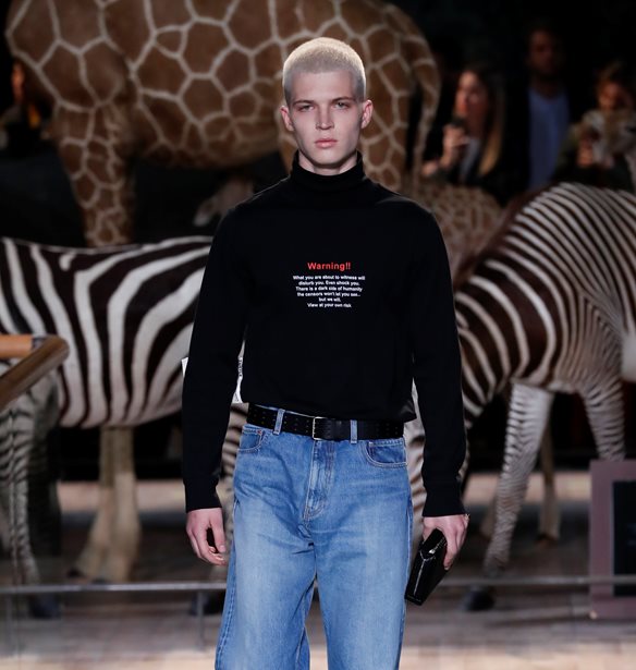 O Demna Gvasalia &#x3B1;&#x3C0;&#x3BF;&#x3C7;&#x3C9;&#x3C1;&#x3B5;&#x3AF; &#x3B1;&#x3C0;&#x3CC; &#x3C4;&#x3BF;&#x3BD; &#x3BF;&#x3AF;&#x3BA;&#x3BF; Vetements