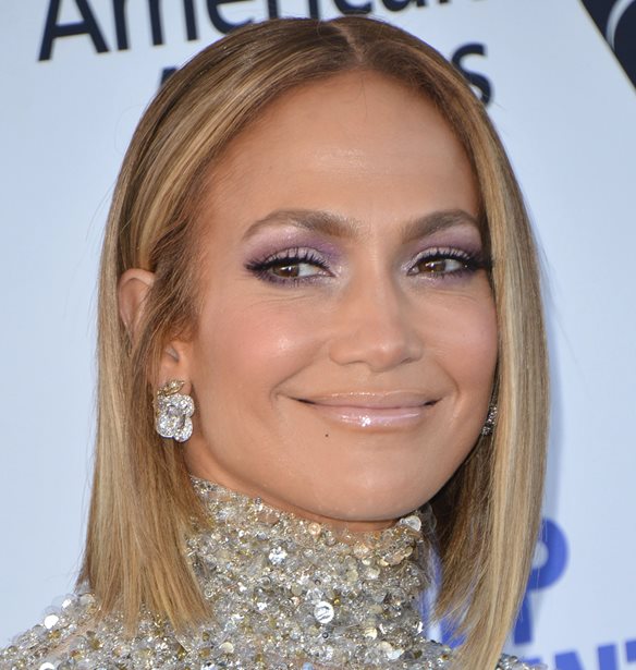 It&#x27;s the most wonderful time of the year: H Jennifer Lopez &#x3C5;&#x3C0;&#x3B5;&#x3BD;&#x3B8;&#x3C5;&#x3BC;&#x3AF;&#x3B6;&#x3B5;&#x3B9; &#x3C4;&#x3B7; &#x3BC;&#x3B1;&#x3B3;&#x3B5;&#x3AF;&#x3B1; &#x3C4;&#x3C9;&#x3BD; &#x3A7;&#x3C1;&#x3B9;&#x3C3;&#x3C4;&#x3BF;&#x3C5;&#x3B3;&#x3AD;&#x3BD;&#x3BD;&#x3C9;&#x3BD;