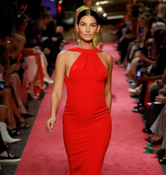 Lily Aldridge: Περπάτησε στο runway του Brandon Maxwell στον 5ο μήνα της εγκυμοσύνης της
