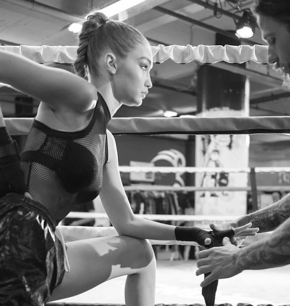 Gigi Hadid x Stuart Weitzman: &#x391;&#x3C5;&#x3C4;&#x3AD;&#x3C2; &#x3B5;&#x3AF;&#x3BD;&#x3B1;&#x3B9; &#x3BF;&#x3B9; &#x3BC;&#x3C0;&#x3CC;&#x3C4;&#x3B5;&#x3C2; &#x3BC;&#x3B5; &#x3C4;&#x3B7;&#x3BD; &#x3C5;&#x3C0;&#x3BF;&#x3B3;&#x3C1;&#x3B1;&#x3C6;&#x3AE; &#x3C4;&#x3BF;&#x3C5; &#x3B4;&#x3B9;&#x3AC;&#x3C3;&#x3B7;&#x3BC;&#x3BF;&#x3C5; &#x3BC;&#x3BF;&#x3BD;&#x3C4;&#x3AD;&#x3BB;&#x3BF;&#x3C5;