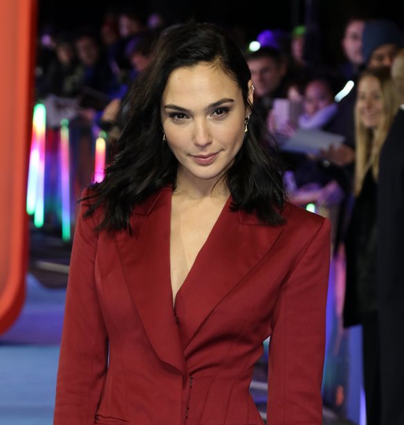 &#x397; &#x3B5;&#x3BD;&#x3C4;&#x3C5;&#x3C0;&#x3C9;&#x3C3;&#x3B9;&#x3B1;&#x3BA;&#x3AE; &#x3B5;&#x3BC;&#x3C6;&#x3AC;&#x3BD;&#x3B9;&#x3C3;&#x3B7; &#x3C4;&#x3B7;&#x3C2; Gal Gadot &#x3BC;&#x3B5; &#x3BA;&#x3BF;&#x3C3;&#x3C4;&#x3BF;&#x3CD;&#x3BC;&#x3B9;