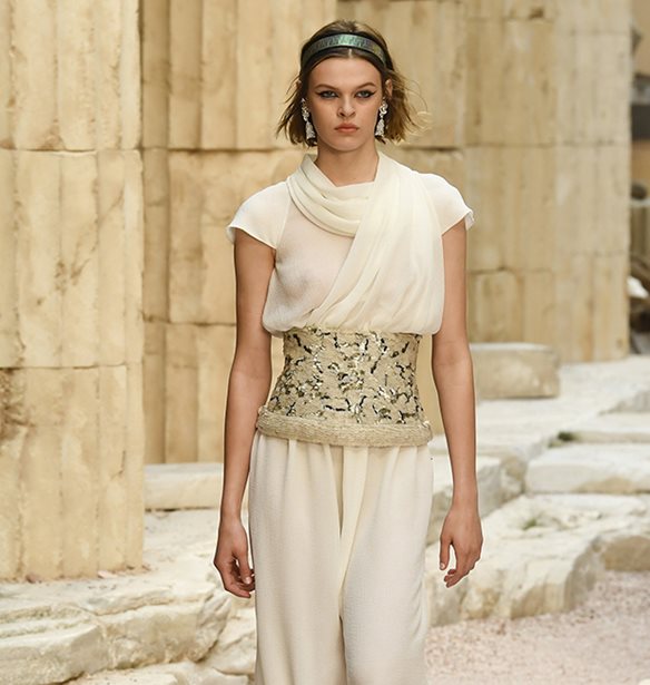 Chanel Cruise 2018: Το fashion show που έφερε ξανά την Αρχαία Ελλάδα στο προσκήνιο