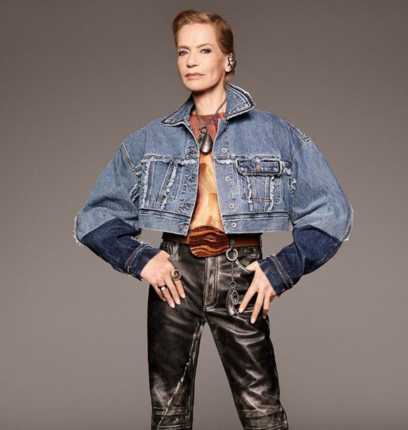 Verushka: &#x394;&#x3B5;&#x3C2; &#x3C4;&#x3BF; 78&#x3C7;&#x3C1;&#x3BF;&#x3BD;&#x3BF; &#x3BC;&#x3BF;&#x3BD;&#x3C4;&#x3AD;&#x3BB;&#x3BF; &#x3C3;&#x3C4;&#x3B7;&#x3BD; &#x3BD;&#x3AD;&#x3B1; &#x3BA;&#x3B1;&#x3BC;&#x3C0;&#x3AC;&#x3BD;&#x3B9;&#x3B1; Acne Studios