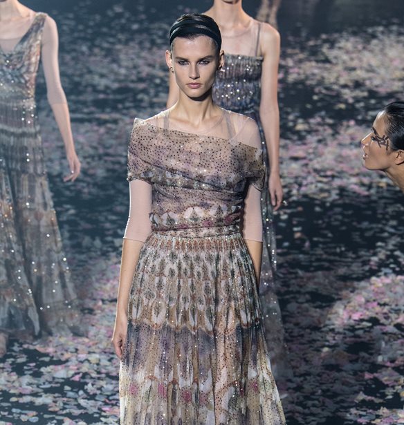 &#x39F; &#x3BF;&#x3AF;&#x3BA;&#x3BF;&#x3C2; Dior &#x3C4;&#x3B9;&#x3BC;&#x3AC; &#x3C4;&#x3B9;&#x3C2; &#x3B3;&#x3C5;&#x3BD;&#x3B1;&#x3AF;&#x3BA;&#x3B5;&#x3C2; &#x3BA;&#x3B1;&#x3BB;&#x3BB;&#x3B9;&#x3C4;&#x3AD;&#x3C7;&#x3BD;&#x3B9;&#x3B4;&#x3B5;&#x3C2;