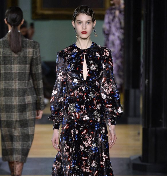 Τι να φορέσω σε επαγγελματικό δείπνο; Αυτό είναι το τέλειο outfit