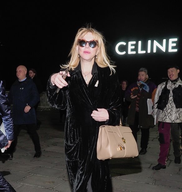 Courtney Love &amp; Natalia Vodianova: &#x39C;&#x3B5; total black &#x3C3;&#x3C4;&#x3BF; front row &#x3C4;&#x3B7;&#x3C2; Celine