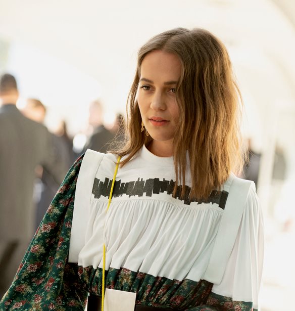 &#x3A0;&#x3BF;&#x3B9;&#x3BF;&#x3C2; &#x3B8;&#x3B1; &#x3C0;&#x3AF;&#x3C3;&#x3C4;&#x3B5;&#x3C5;&#x3B5; &#x3CC;&#x3C4;&#x3B9; &#x3B7; Alicia Vikander &#x3BA;&#x3C1;&#x3CD;&#x3B2;&#x3B5;&#x3B9; &#x3BC;&#x3AF;&#x3B1; &#x3C4;&#x3CC;&#x3C3;&#x3BF; &#x3C3;&#x3BA;&#x3BF;&#x3C4;&#x3B5;&#x3B9;&#x3BD;&#x3AE; &#x3C0;&#x3BB;&#x3B5;&#x3C5;&#x3C1;&#x3AC;;