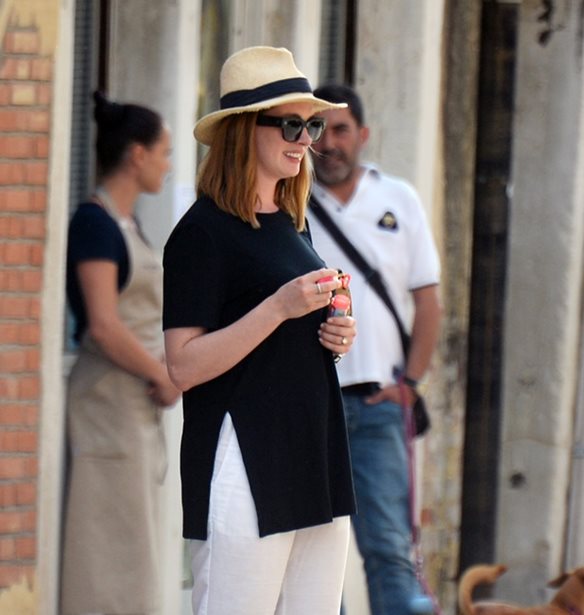 Anne Hathaway: &#x3A0;&#x3BF;&#x3CD; &#x3C4;&#x3B7;&#x3BD; &#x3B5;&#x3BD;&#x3C4;&#x3CC;&#x3C0;&#x3B9;&#x3C3;&#x3B5; &#x3BF; &#x3C6;&#x3C9;&#x3C4;&#x3BF;&#x3B3;&#x3C1;&#x3B1;&#x3C6;&#x3B9;&#x3BA;&#x3CC;&#x3C2; &#x3C6;&#x3B1;&#x3BA;&#x3CC;&#x3C2;;