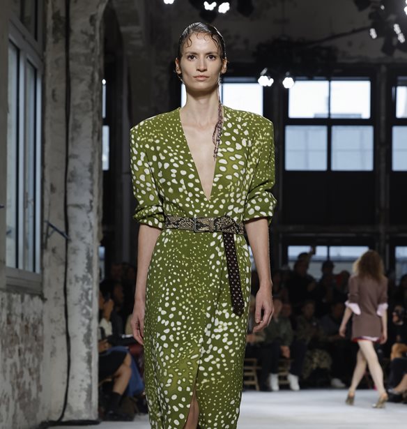 Dries Van Noten | &#x397; &#x3C3;&#x3C5;&#x3BB;&#x3BB;&#x3BF;&#x3B3;&#x3AE; &#x386;&#x3BD;&#x3BF;&#x3B9;&#x3BE;&#x3B7;/ &#x39A;&#x3B1;&#x3BB;&#x3BF;&#x3BA;&#x3B1;&#x3AF;&#x3C1;&#x3B9; 2025 &#x3BC;&#x3BF;&#x3B9;&#x3AC;&#x3B6;&#x3B5;&#x3B9; &#x3BB;&#x3B5;&#x3C2; &#x3BA;&#x3B1;&#x3B9; &#x3BF; &#x392;&#x3AD;&#x3BB;&#x3B3;&#x3BF;&#x3C2; &#x3C3;&#x3C7;&#x3B5;&#x3B4;&#x3B9;&#x3B1;&#x3C3;&#x3C4;&#x3AE;&#x3C2; &#x3B4;&#x3B5;&#x3BD; &#x3B1;&#x3C0;&#x3BF;&#x3C7;&#x3CE;&#x3C1;&#x3B7;&#x3C3;&#x3B5; &#x3C0;&#x3BF;&#x3C4;&#x3AD;