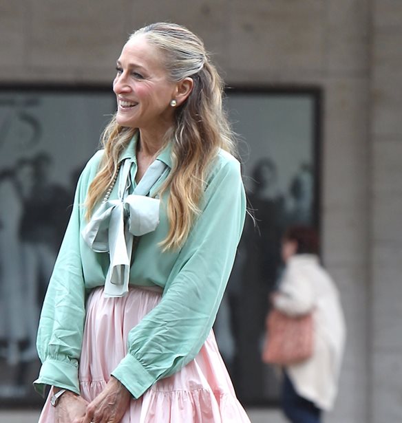 Sarah Jessica Parker | &#x395;&#x3B3;&#x3BA;&#x3B1;&#x3B9;&#x3BD;&#x3AF;&#x3B1;&#x3C3;&#x3B5; &#x3C4;&#x3BF;&#x3BD; &#x3C4;&#x3C1;&#x3AF;&#x3C4;&#x3BF; &#x3BA;&#x3CD;&#x3BA;&#x3BB;&#x3BF; &#x3C4;&#x3BF;&#x3C5; And Just Like That &#x3BC;&#x3B5; &#x3AD;&#x3BD;&#x3B1; &#x3B9;&#x3B4;&#x3B9;&#x3B1;&#x3AF;&#x3C4;&#x3B5;&#x3C1;&#x3BF; look