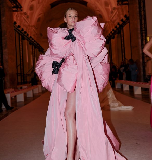 Take a bow | H &#x3C3;&#x3C5;&#x3BB;&#x3BB;&#x3BF;&#x3B3;&#x3AE; haute couture &#x3C4;&#x3B7;&#x3C2; &#x3A3;&#x3AE;&#x3BB;&#x3B9;&#x3B1;&#x3C2; &#x39A;&#x3C1;&#x3B9;&#x3B8;&#x3B1;&#x3C1;&#x3B9;&#x3CE;&#x3C4;&#x3B7; &#x3C0;&#x3B1;&#x3C1;&#x3BF;&#x3C5;&#x3C3;&#x3B9;&#x3AC;&#x3C3;&#x3C4;&#x3B7;&#x3BA;&#x3B5; &#x3C3;&#x3C4;&#x3BF; &#x3A0;&#x3B1;&#x3C1;&#x3AF;&#x3C3;&#x3B9;