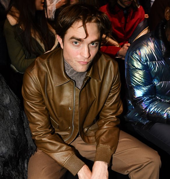 &#x39F; Robert Pattinson &#x3C0;&#x3B1;&#x3C1;&#x3BF;&#x3C5;&#x3C3;&#x3B9;&#x3AC;&#x3B6;&#x3B5;&#x3B9; &#x3C4;&#x3B7;&#x3BD; &#x3C0;&#x3B9;&#x3BF; &#x3C0;&#x3B5;&#x3C1;&#x3AF;&#x3B5;&#x3C1;&#x3B3;&#x3B7; &#x3B5;&#x3BA;&#x3B4;&#x3BF;&#x3C7;&#x3AE; &#x3C4;&#x3B7;&#x3C2; &#x3BC;&#x3B1;&#x3BA;&#x3B1;&#x3C1;&#x3BF;&#x3BD;&#x3AC;&#x3B4;&#x3B1;&#x3C2;