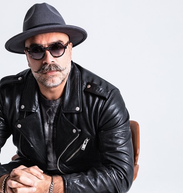 Coyot | &#x39F; dj &#x3C4;&#x3C9;&#x3BD; hits &#x3C3;&#x3C5;&#x3BD;&#x3B1;&#x3BD;&#x3C4;&#x3AC; &#x3C4;&#x3B7; &#x3BC;&#x3BF;&#x3C5;&#x3C3;&#x3B9;&#x3BA;&#x3AE; &#x3C4;&#x3B7;&#x3C2; &#x3A7;&#x3AC;&#x3C1;&#x3B9;&#x3C2; &#x391;&#x3BB;&#x3B5;&#x3BE;&#x3AF;&#x3BF;&#x3C5;
