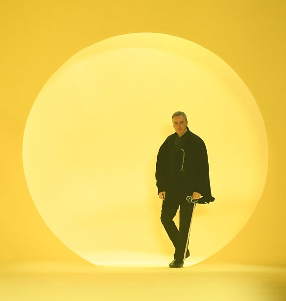 &#x39F; Raf Simons &#x3B8;&#x3B1; &#x3C0;&#x3B1;&#x3C1;&#x3BF;&#x3C5;&#x3C3;&#x3B9;&#x3AC;&#x3C3;&#x3B5;&#x3B9; &#x3C4;&#x3B7;&#x3BD; &#x3C0;&#x3C1;&#x3CE;&#x3C4;&#x3B7; &#x3B3;&#x3C5;&#x3BD;&#x3B1;&#x3B9;&#x3BA;&#x3B5;&#x3AF;&#x3B1; &#x3C3;&#x3C5;&#x3BB;&#x3BB;&#x3BF;&#x3B3;&#x3AE; &#x3B3;&#x3B9;&#x3B1; &#x3C4;&#x3BF; &#x3B4;&#x3B9;&#x3BA;&#x3CC; &#x3C4;&#x3BF;&#x3C5; brand