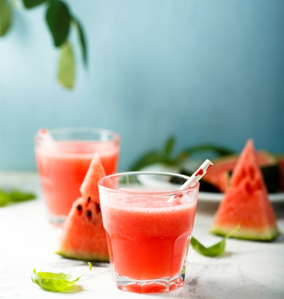 &#x397; Chrissy Teigen &#x3AD;&#x3C7;&#x3B5;&#x3B9; &#x3C4;&#x3B7; &#x3C3;&#x3C5;&#x3BD;&#x3C4;&#x3B1;&#x3B3;&#x3AE; &#x3B3;&#x3B9;&#x3B1; &#x3B4;&#x3C1;&#x3BF;&#x3C3;&#x3B9;&#x3C3;&#x3C4;&#x3B9;&#x3BA;&#x3CC; cocktail &#x3BC;&#x3B5; &#x3BA;&#x3B1;&#x3C1;&#x3C0;&#x3BF;&#x3CD;&#x3B6;&#x3B9;