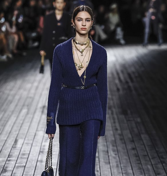 Navy Blue | &#x395;&#x3AF;&#x3BD;&#x3B1;&#x3B9; &#x3C4;&#x3BF; &#x3BD;&#x3AD;&#x3BF; &#x3BC;&#x3B1;&#x3CD;&#x3C1;&#x3BF;;