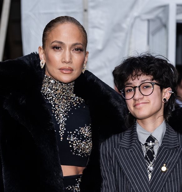 Jennifer Lopez | &#x397; &#x3B2;&#x3C1;&#x3B1;&#x3B4;&#x3B9;&#x3BD;&#x3AE; &#x3B5;&#x3BC;&#x3C6;&#x3AC;&#x3BD;&#x3B9;&#x3C3;&#x3B7; &#x3BC;&#x3B5; &#x3C4;&#x3BF; 17&#x3C7;&#x3C1;&#x3BF;&#x3BD;&#x3BF; non-binary &#x3C0;&#x3B1;&#x3B9;&#x3B4;&#x3AF; &#x3C4;&#x3B7;&#x3C2;, Emme