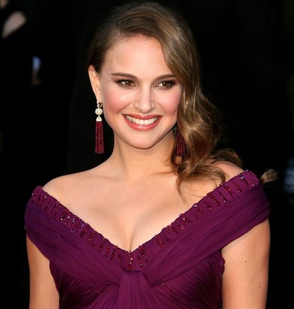 &#x397; Natalie Portman &#x3C0;&#x3B5;&#x3C4;&#x3C5;&#x3C7;&#x3B1;&#x3AF;&#x3BD;&#x3B5;&#x3B9; &#x3C4;&#x3BF; &#x3C4;&#x3AD;&#x3BB;&#x3B5;&#x3B9;&#x3BF; look &#x3B5;&#x3B3;&#x3BA;&#x3C5;&#x3BC;&#x3BF;&#x3C3;&#x3CD;&#x3BD;&#x3B7;&#x3C2;
