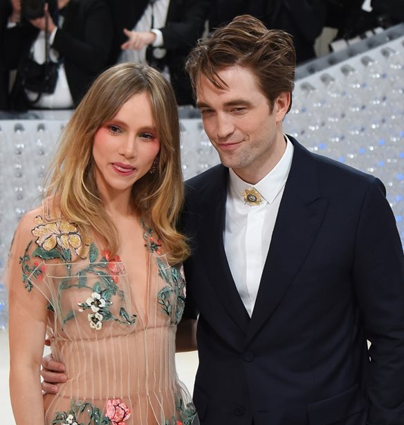 &#x393;&#x3AD;&#x3BD;&#x3BD;&#x3B7;&#x3C3;&#x3B5; &#x3B7; Suki Waterhouse | &#x397; &#x3C0;&#x3C1;&#x3CE;&#x3C4;&#x3B7; &#x3B2;&#x3CC;&#x3BB;&#x3C4;&#x3B1; &#x3BC;&#x3B5; &#x3C4;&#x3BF;&#x3BD; Robert Pattinson &#x3BA;&#x3B1;&#x3B9; &#x3C4;&#x3BF; &#x3BC;&#x3C9;&#x3C1;&#x3CC; &#x3C4;&#x3BF;&#x3C5;&#x3C2;