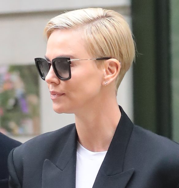 &#x397; Charlize Theron &#x3C3;&#x3BF;&#x3CD; &#x3B4;&#x3B5;&#x3AF;&#x3C7;&#x3BD;&#x3B5;&#x3B9; &#x3C0;&#x3CE;&#x3C2; &#x3BD;&#x3B1; &#x3C6;&#x3BF;&#x3C1;&#x3AD;&#x3C3;&#x3B5;&#x3B9;&#x3C2; &#x3C4;&#x3BF; metallic &#x3C0;&#x3B1;&#x3BD;&#x3C4;&#x3B5;&#x3BB;&#x3CC;&#x3BD;&#x3B9; &#x3C4;&#x3BF; &#x3C0;&#x3C1;&#x3C9;&#x3AF;