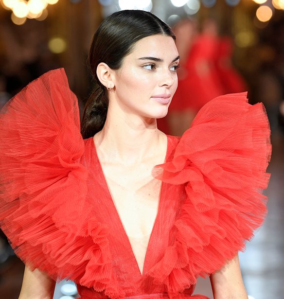 5 party looks από την Kendall Jenner για να μπεις από τώρα σε εορταστικό mood